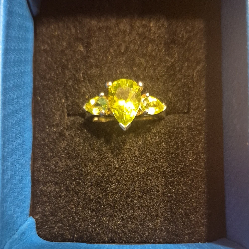 Elegant Silver and Green Gemstone Ring - Picture 1 of 2